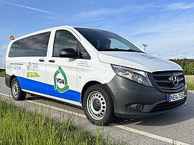 NEA Mobil fährt auf Landstraße