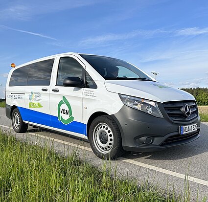 NEA Mobil fährt auf Landstraße