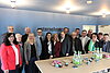 Mitglieder des Kreistags zusammen mit den stellvertretenden Landräten, Landrat Dr. Christian von Dobschütz (Fünfter v.l.) und Julia Tschawdarow (Sechste v.l.), Sachgebietsleiterin Strategische Wirtschafts- und Standortentwicklung, bei der Eröffnung der Unternehmer-WG.
