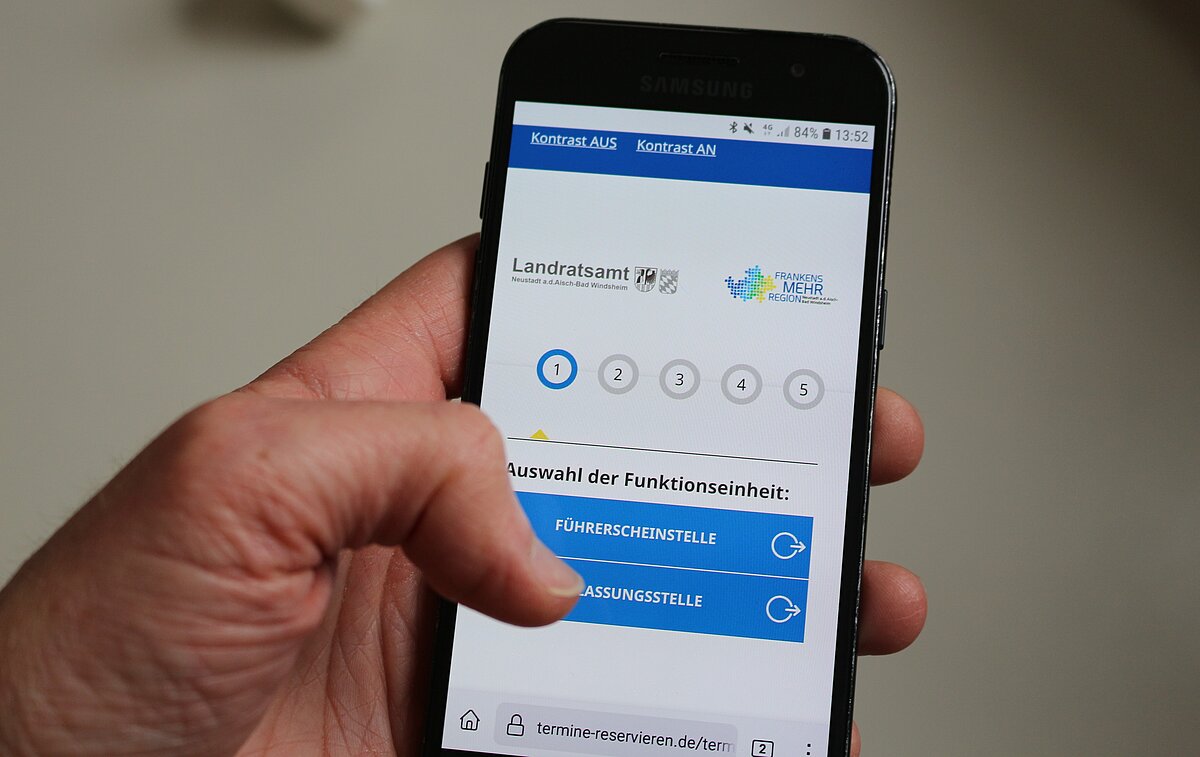 Online Termin-Buchung Blick auf Handydisplay, Terminbuchung ist geöffnet