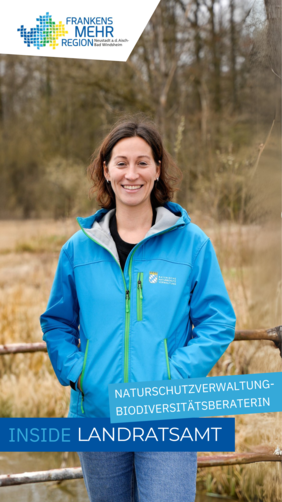 Eine Biodiversitätsberaterin des Landkreises Neustadt a.d. Aisch–Bad Windsheim steht in naturnaher Umgebung und repräsentiert die Naturschutzverwaltung im Rahmen der Kampagne „Inside Landratsamt“.