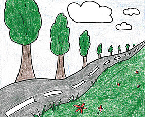 Eine ruhige Landschaft mit einer kurvenreichen Straße, umgeben von hohen Bäumen, einem wolkenverhangenen Himmel und ein paar roten Blumen im Gras.