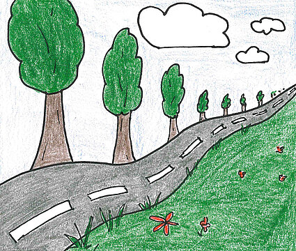 Eine ruhige Landschaft mit einer kurvenreichen Straße, umgeben von hohen Bäumen, einem wolkenverhangenen Himmel und ein paar roten Blumen im Gras.