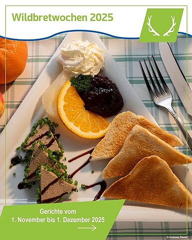 Werbegrafik für „Wildbretwochen 2025“ mit einem Teller, auf dem Leberpastete mit Schnittlauch, Toastscheiben, Orangenscheibe, Preiselbeeren, Birne und Sahne angerichtet sind, sowie dem Hinweis „Gerichte vom 1. November bis 1. Dezember 2025“.