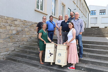 Die Hornissenberater mit Hornissenumsiedlungskästen im Gruppenfoto