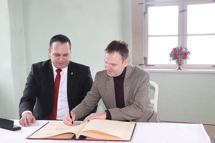 Eintragung ins Goldene Buch des Erzgebirgskreises