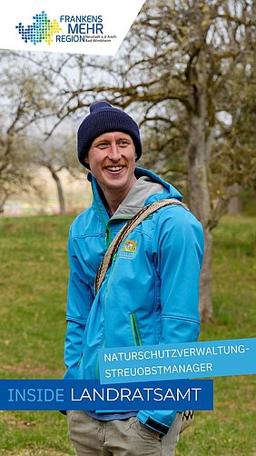 Titel der Reihe "Inside Landratsamt" - Naturschutzverwaltung, Streuobstmanager. Eine Person steht vor Bäumen einer Streuobstwiese