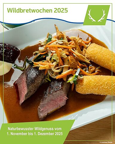 Werbeplakat für die Wildbretwochen 2025 mit einem angerichteten Wildgericht aus Fleisch, Gemüse, Kroketten und Preiselbeersauce auf weißem Teller.