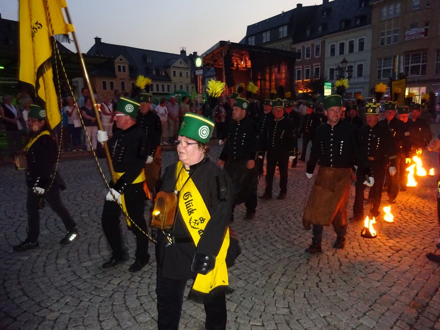Bergleute machen einen Umzug durch eine Innenstadt
