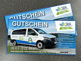 Zwei NEA Mobil-Gutscheine mit einem weißen Kleinbus vor grüner Landschaft und blauem Himmel sind abgebildet; sie enthalten Kontaktinformationen, Nutzungsbedingungen und einen Gültigkeitshinweis bis 31. Dezember 2025 für Fahrten im Landkreis Neustadt a.d.Aisch–Bad Windsheim.