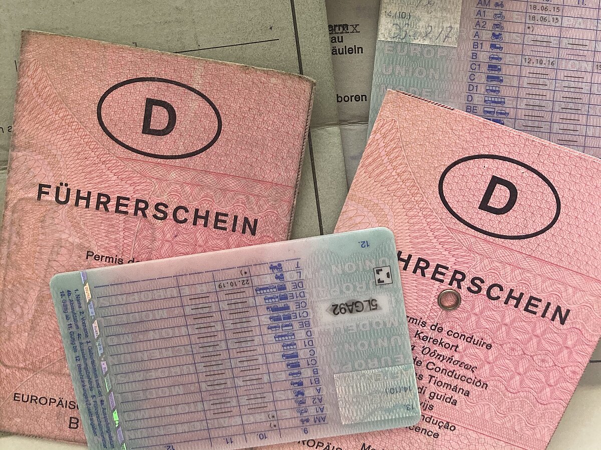 Alte Führerscheine Viele rosafarbenen und Kartenführerscheine auf einem Haufen